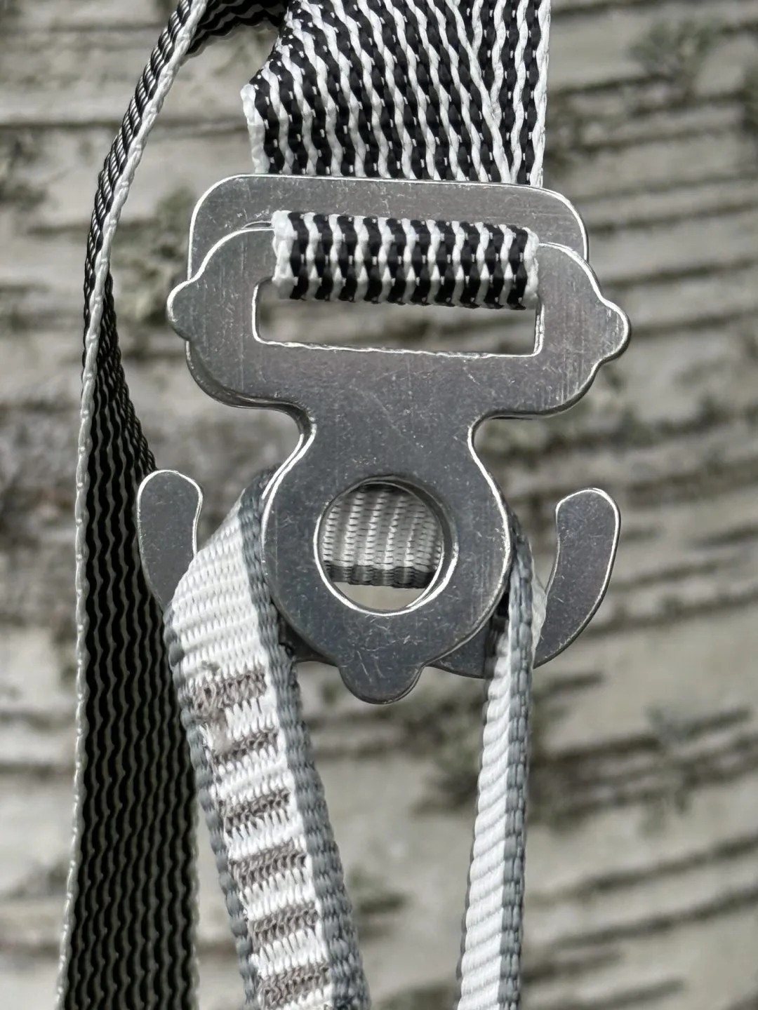 Jord Buckle närbild som visar JO-loggans form i aluminium