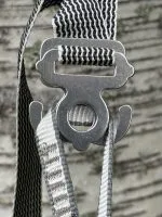 Jord Buckle – loggans form Jord Buckle närbild som visar JO-loggans form i aluminium