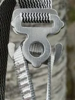 Jord Buckle – aluminiumspänne format som Momo Jord-loggan Jord Buckle i borstad aluminium, spännet format som Momo Jord-loggans J och O, mot björkstam