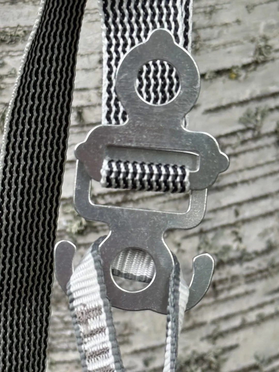 Jord Buckle aluminiumspänne på band sett från sidan
