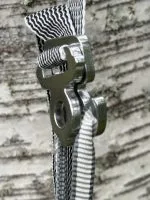 Jord Buckle (olivfärgad variant) Jord Buckle i olivfärgat utförande trätt på band