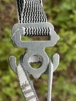 Jord Buckle närbild Jord Buckle aluminiumspänne närbild mot grönska