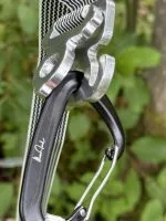 Jord Buckle och karbin Jord Buckle aluminiumspänne och karbin sett från vinkel
