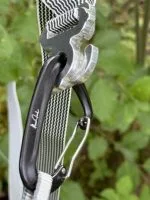 Jord Buckle i karbin, närbild Jord Buckle inkopplad i karbin, närbild i skogsmiljö