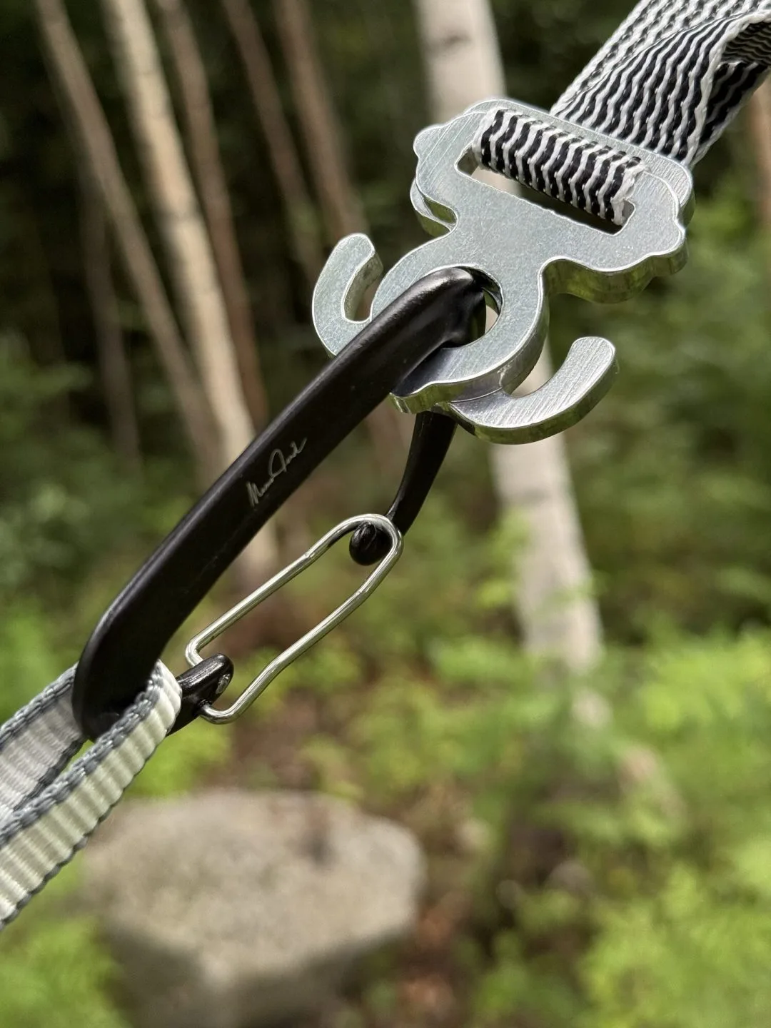 Jord Buckle aluminiumspänne inkopplat i Momo Jord-karbin på hammockupphängning