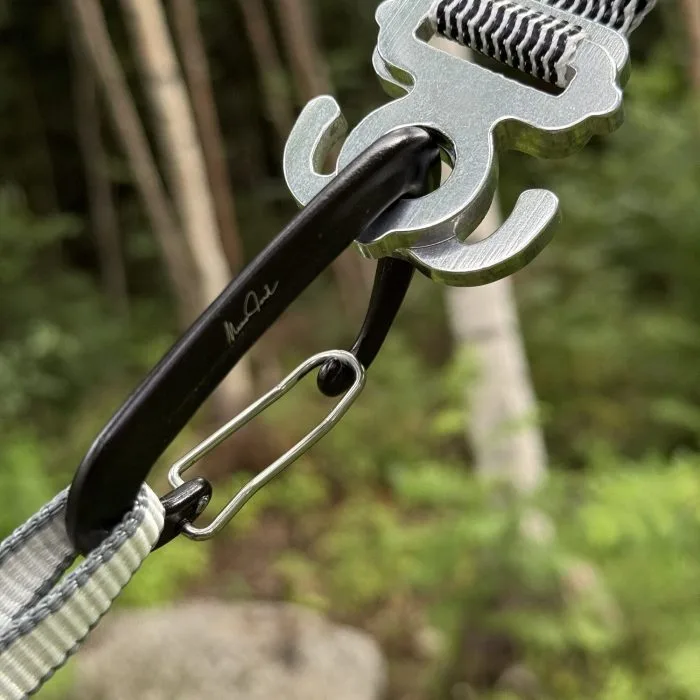 Jord Buckle aluminiumspänne inkopplat i Momo Jord-karbin på hammockupphängning