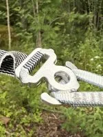 Jord Buckle i skogsmiljö Jord Buckle aluminiumspänne i skogsmiljö
