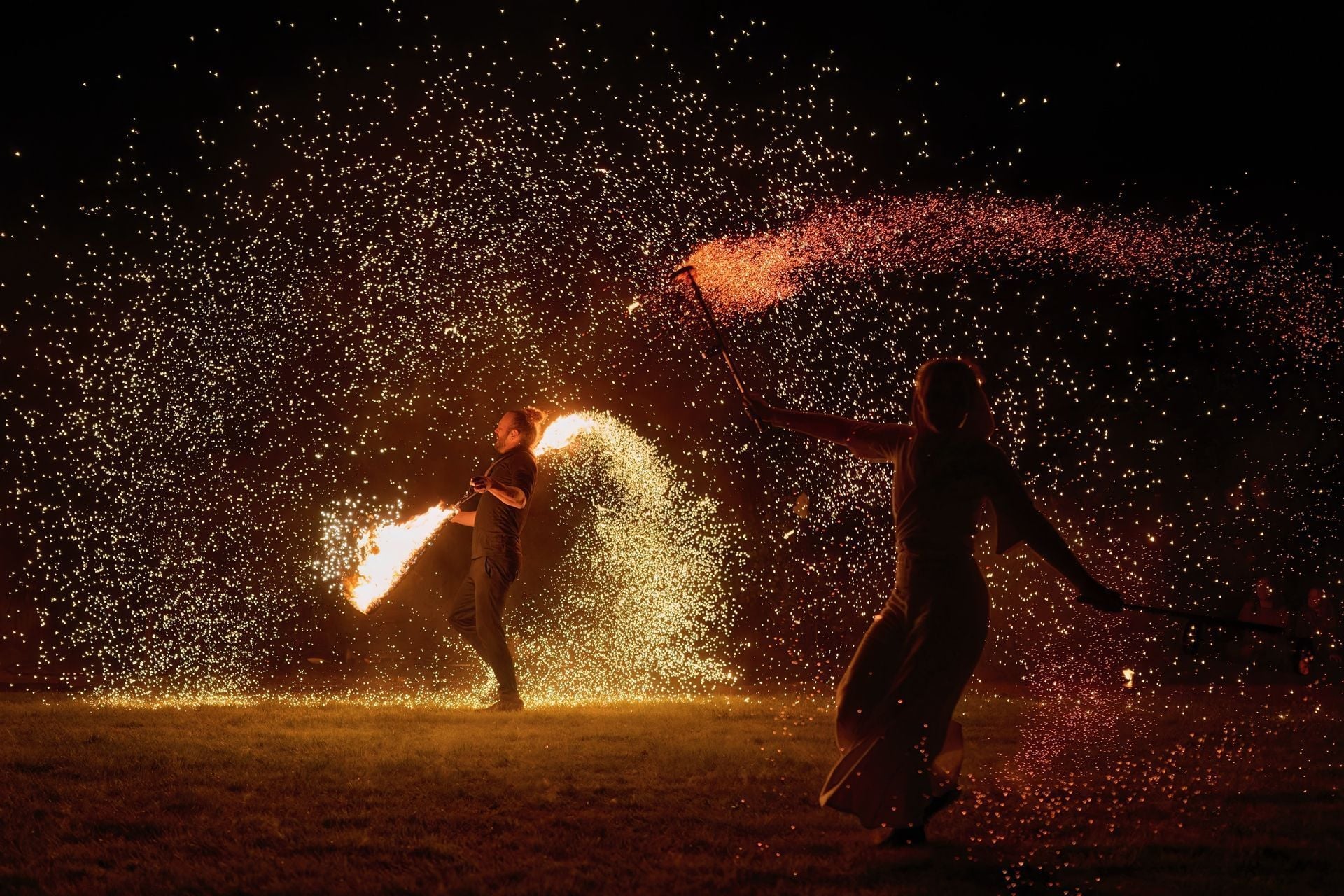 Eldshow med glödregn i Järvsö