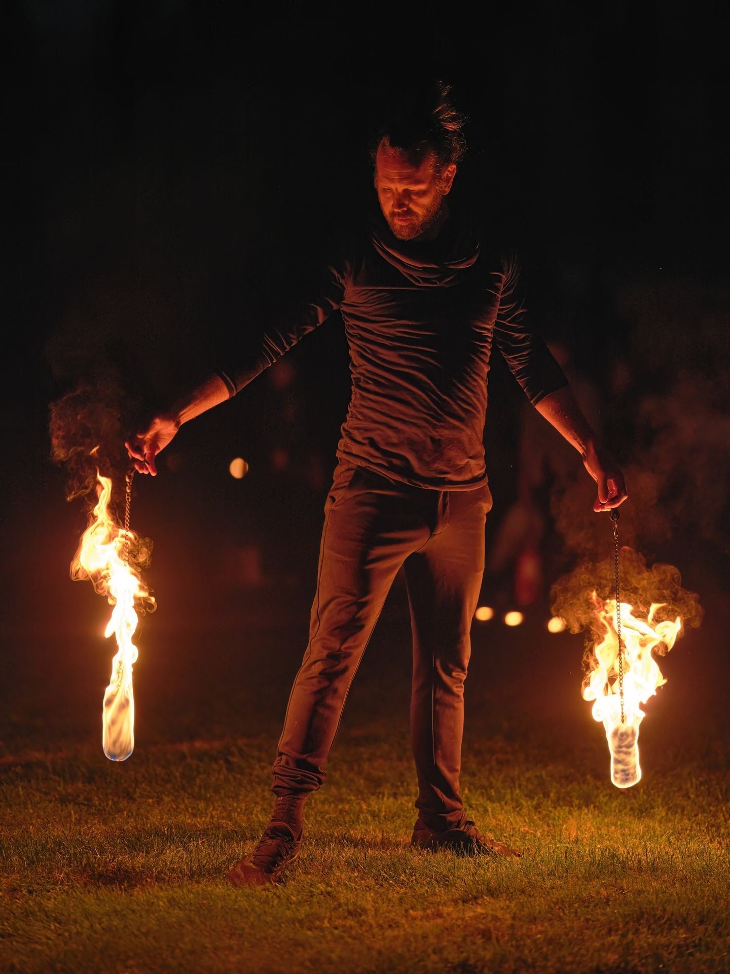 Dynamisk elddans med eldpoi som skapar ljusspår i natten