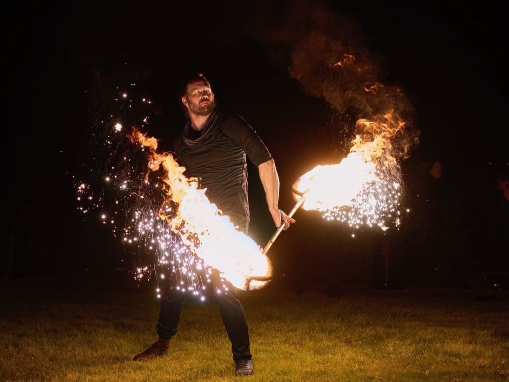 Eldstav med stora lågor