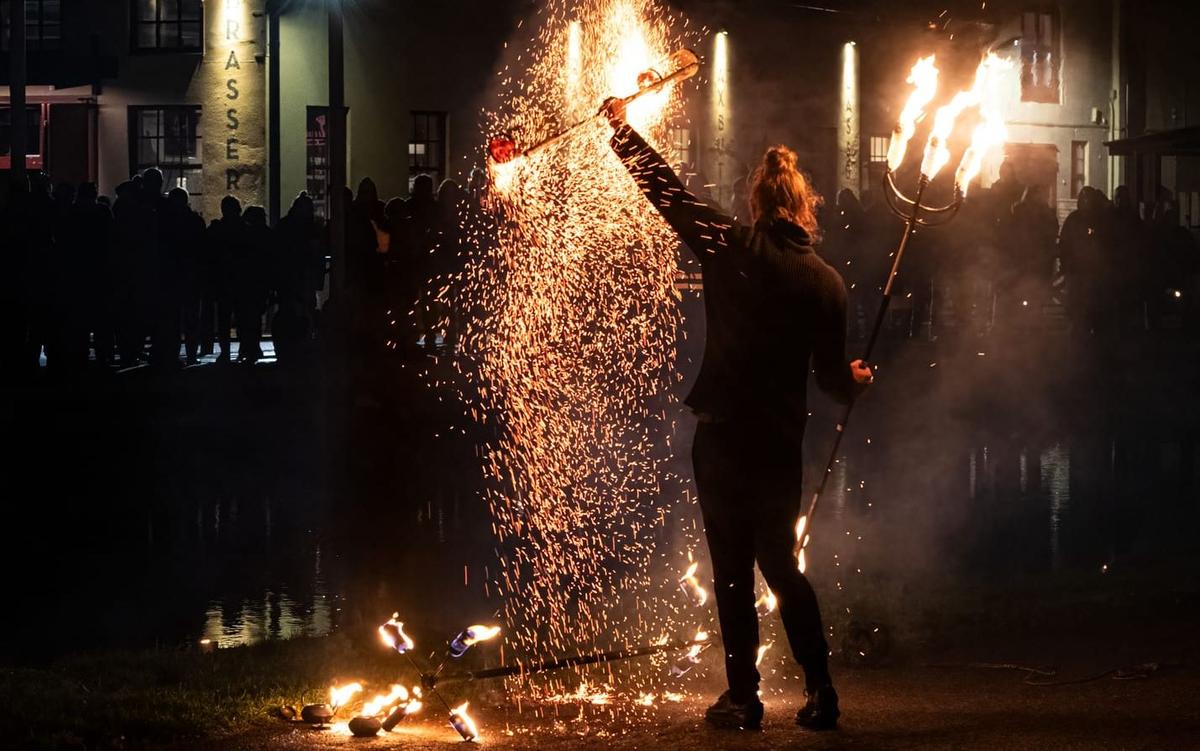 Eldshow med kol och treudd