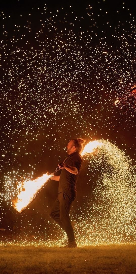 Eldshow i världsklass med Leon Ideäng | Boka eldartist med 25 års erfarenhet 1