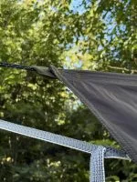 Förstärkt hörnfäste med rem och söm på Momo Jord asym tarp