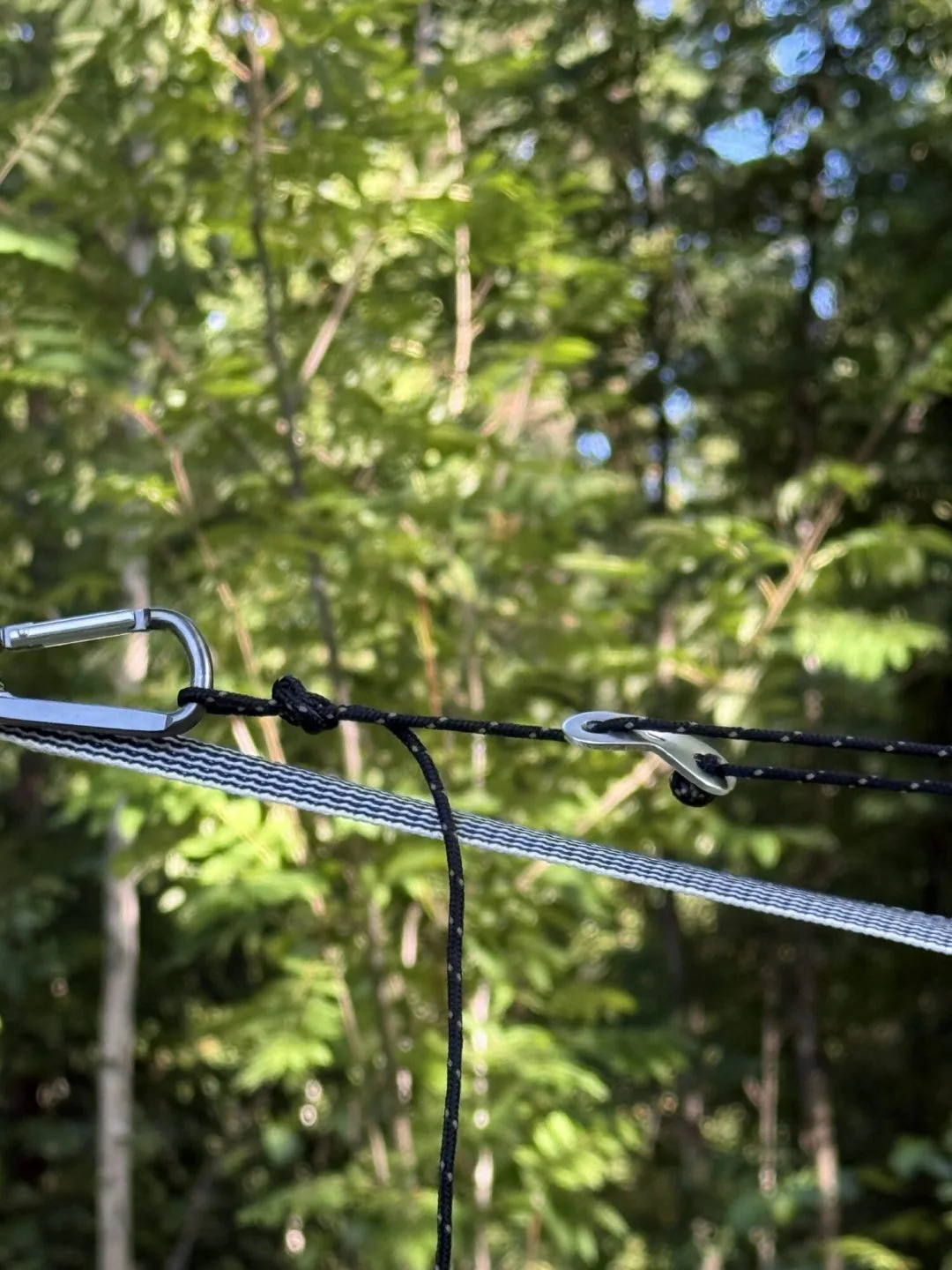Lina och linspännare i detalj på asym tarp