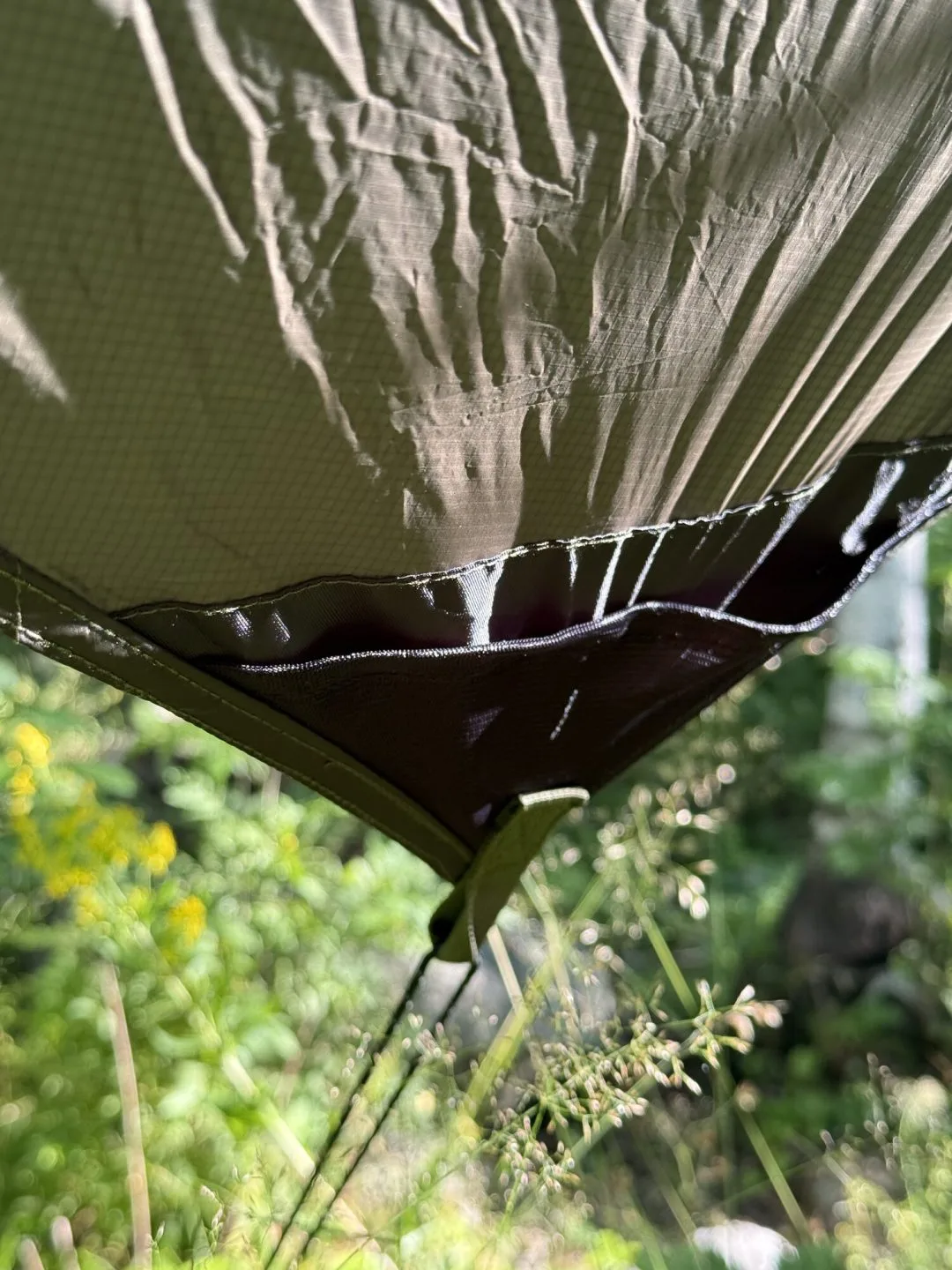 Närbild på 210T ripstop-nylon och förstärkt kant på asym tarp