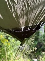 Närbild på 210T ripstop-nylon och förstärkt kant på asym tarp