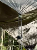 Elastisk lina och tie-out på undersidan av asym tarp