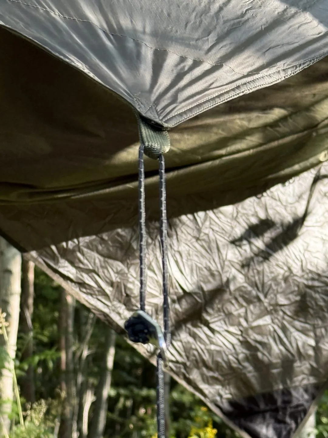 Undersida av asym tarp med förstärkt tie-out och ridgeline