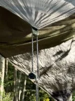 Undersida av asym tarp med förstärkt tie-out och ridgeline