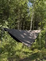 Momo Jord asym tarp för äldre hammock uppspänd i björkskog