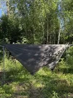 Asymmetrisk tarp sedd från sidan, uppspänd över hammockplats