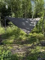 Momo Jord asym tarp för äldre hammock sedd från vinkel i skogsmiljö