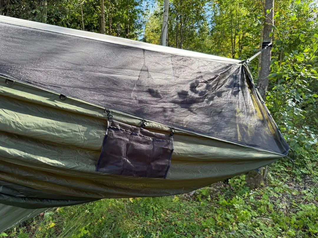 Hammockficka i myggnätsmesh hängande under hängmattans kant