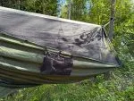 Hammockficka hängande i hängmattan Hammockficka i myggnätsmesh hängande under hängmattans kant