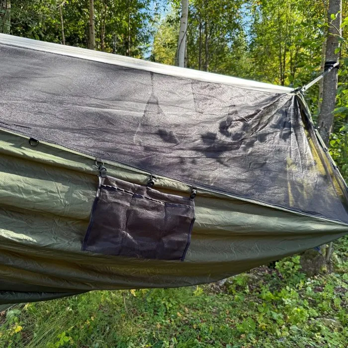 Hammockficka i myggnätsmesh hängande under hängmattans kant
