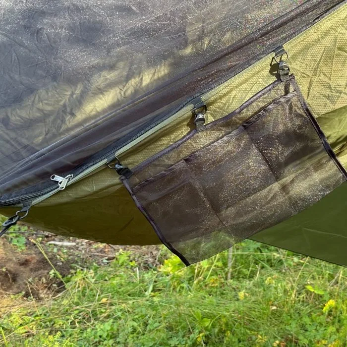 Hammockficka i myggnätsmesh upphängd under hängmattan