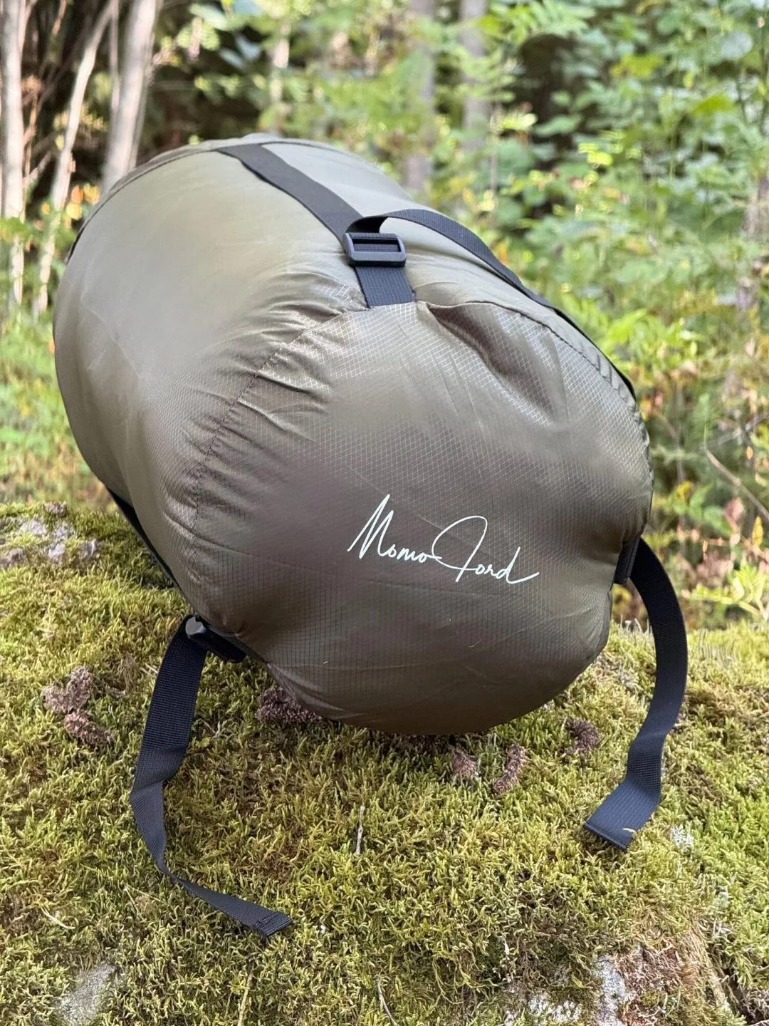 Momo Jord Kompressionssäck XXL Olivgrön kompressionssäck XXL med Momo Jord-logga