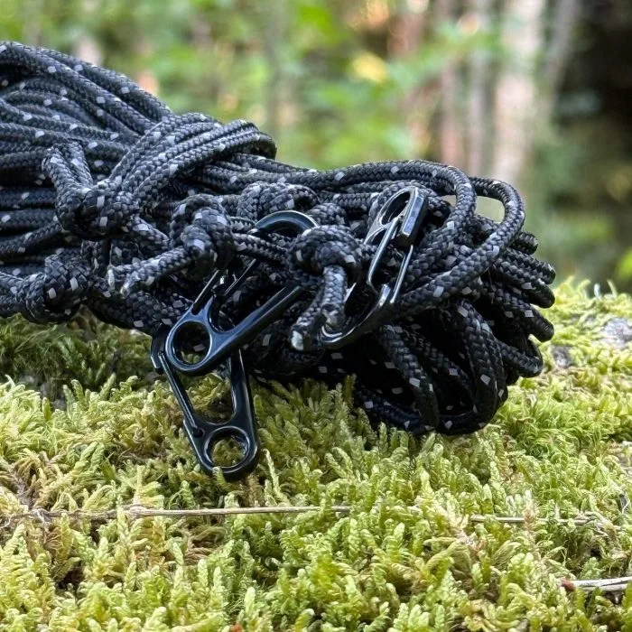 Närbild på de små metallkrokarna på ridgeline
