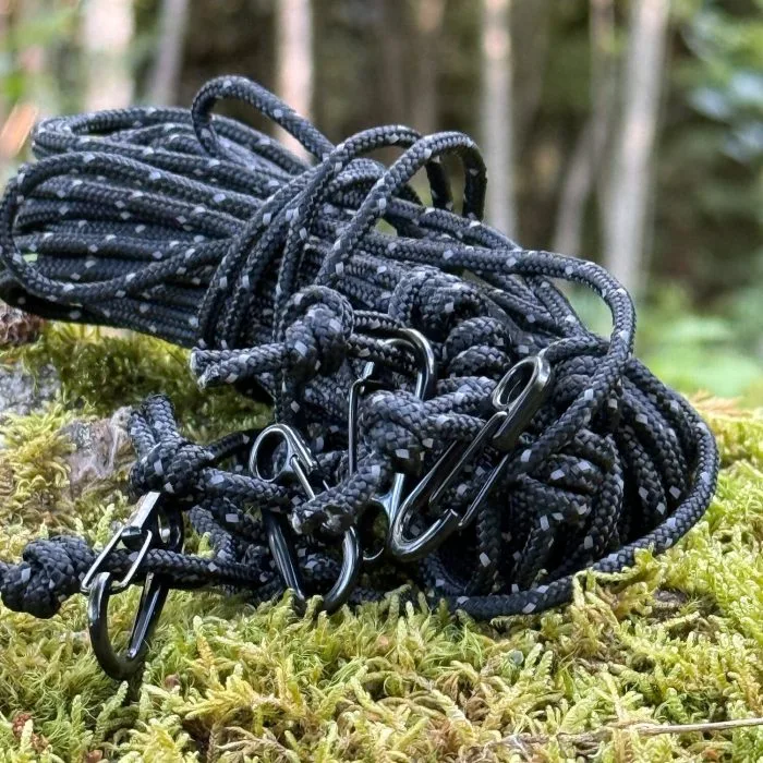 Reflekterande ridgeline med små snabbkrokar, hoprullad på mossa