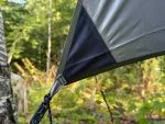 Vintertarp – förstärkt hörn Närbild på vintertarpens förstärkta hörn med fästögla