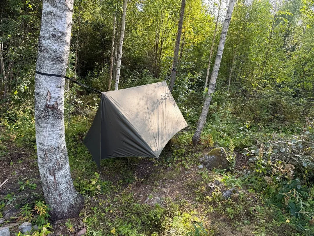 Vintertarp lågt uppspänd nära marken i stormläge