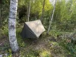Vintertarp i lågt stormläge Vintertarp lågt uppspänd nära marken i stormläge