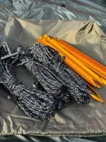 Vintertarp – linor och markpinnar Reflekterande stormlinor och orange aluminiumpinnar som ingår