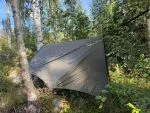 Vintertarp över hängmatta Vintertarp spänd som regnskydd över en hängmatta i skogen