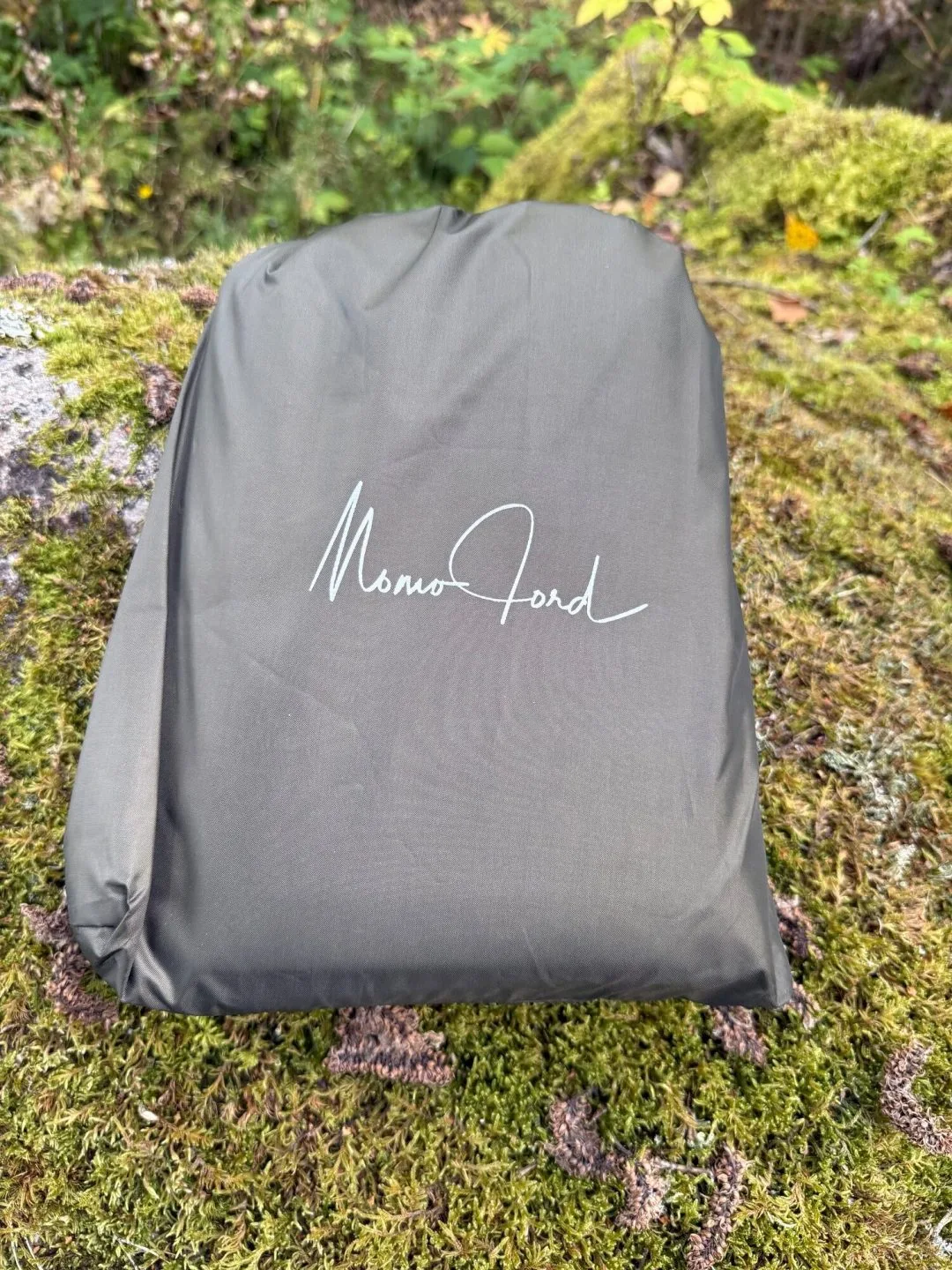 Vintertarpens packpåse med Momo Jord-logga