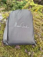 Vintertarp i packpåse Vintertarpens packpåse med Momo Jord-logga