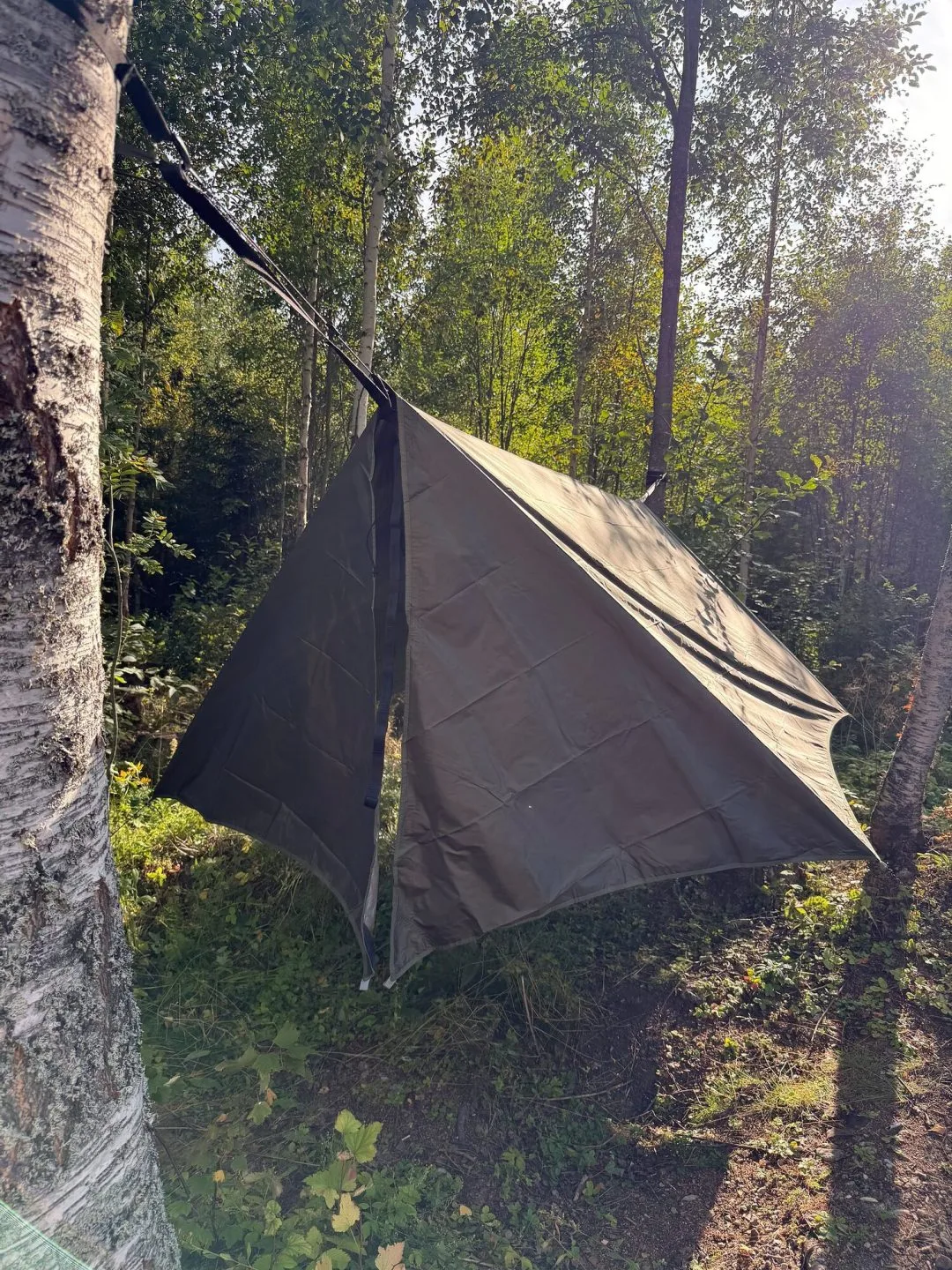 Vintertarpens gavelflärpar stängda till ett slutet vindskydd