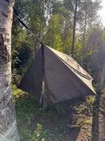 Vintertarp med stängda gavelflärpar Vintertarpens gavelflärpar stängda till ett slutet vindskydd