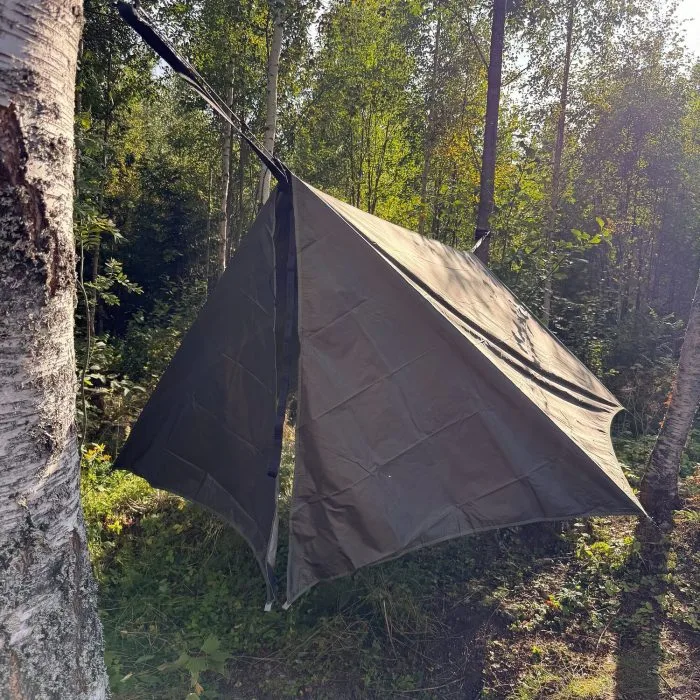 Vintertarpens gavelflärpar stängda till ett slutet vindskydd