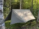 Momo Jord Vintertarp uppspänd mellan björkar Olivgrön vintertarp uppspänd över hängmatta mellan björkar